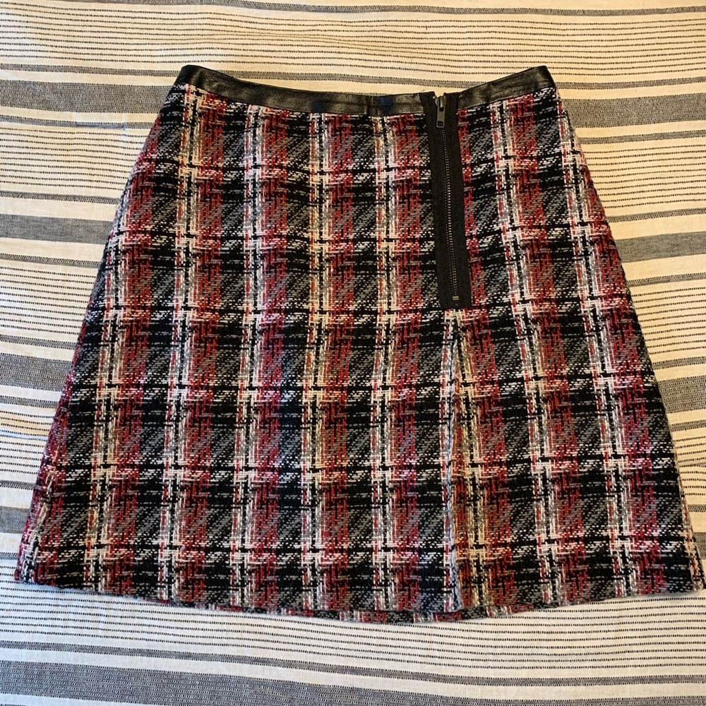 Tweed skirt with leather trim